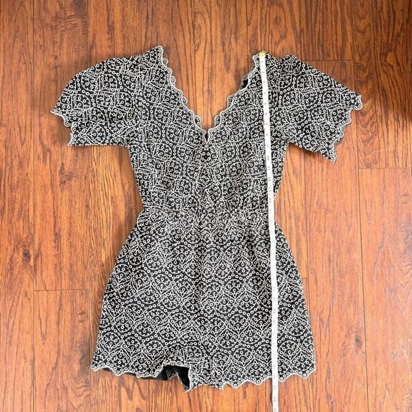Express Boho Western Embroidered Eyelet Scallop Short Sleeve Romper Size XS - Picture 15 of 16
